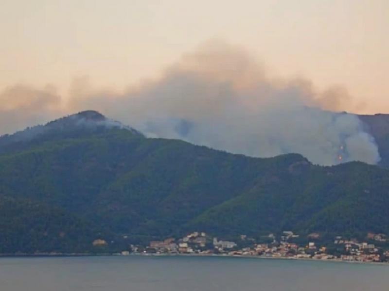Μεγάλη πυρκαγιά στη Θάσο: Εκκενώνεται ο οικισμός Κοίνυρα (Video)