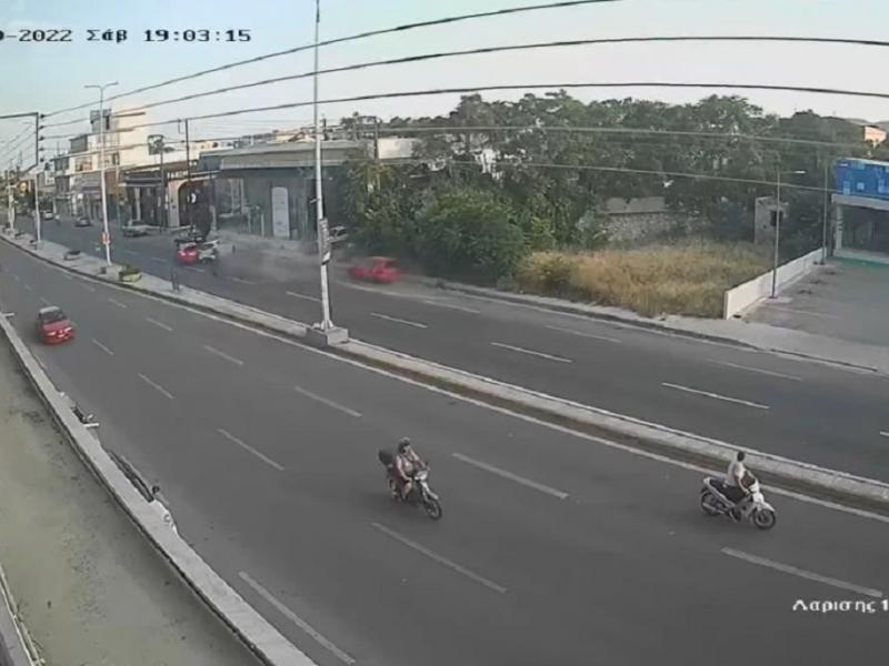 Σοκαριστικό βίντεο από τροχαίο στο Βόλο: Έκαναν κόντρες πριν συγκρουστούν