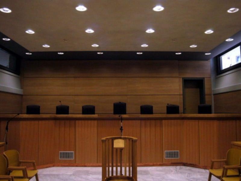 Δυο εκπαιδευτικοί, μέλη της ΕΛΜΕ Πειραιά σέρνονται σε δίκη με το εξοργιστικό και υποκριτικό κατηγορητήριο της διασποράς μολυσματικής νόσου!