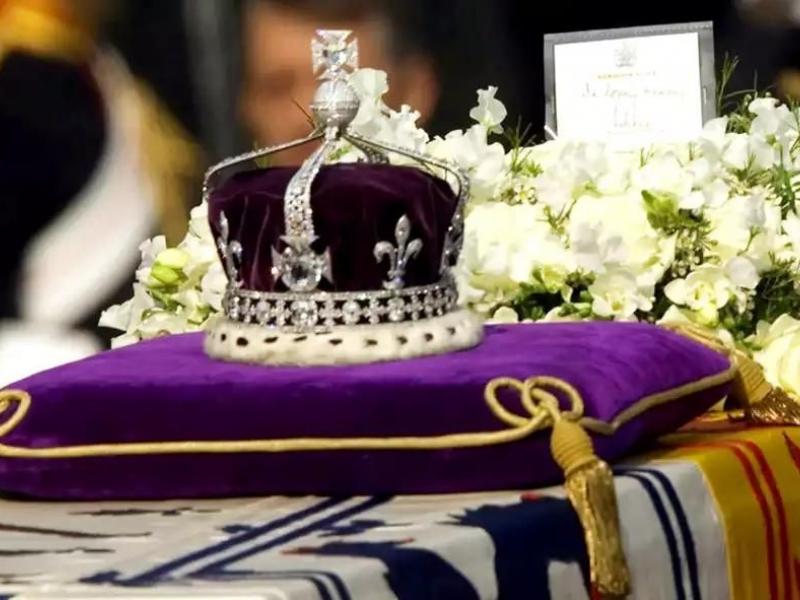 Βασίλισσα Ελισάβετ: Η κατάρα του θρυλικού πολύτιμου λίθου που τρομάζει τον Κάρολο – Ινδία, Πακιστάν και Νότια Αφρική ζητούν τώρα πίσω τα διαμάντια τους