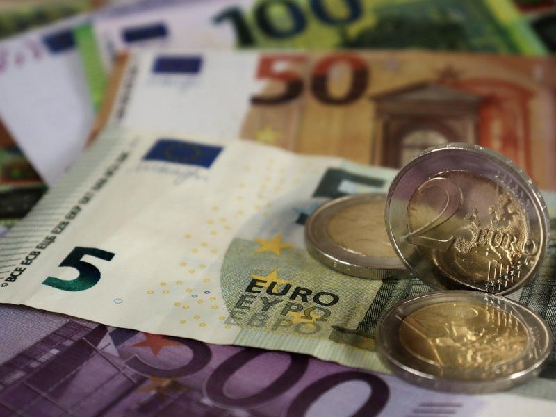 Κατώτατος μισθός: Αυξάνεται από αύριο στα 780 ευρώ- Οι αλλαγές σε 12 επιδόματα