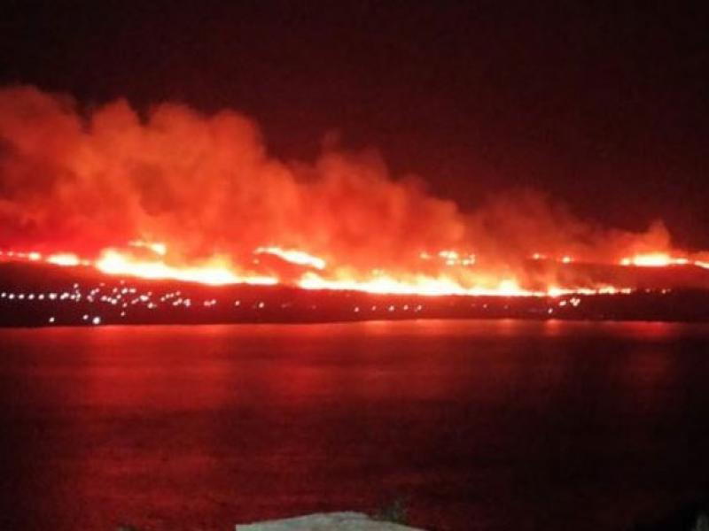 Κεφαλονιά: Ανεξέλεγκτη καίει η φωτιά κοντά σε κατοικημένη περιοχή