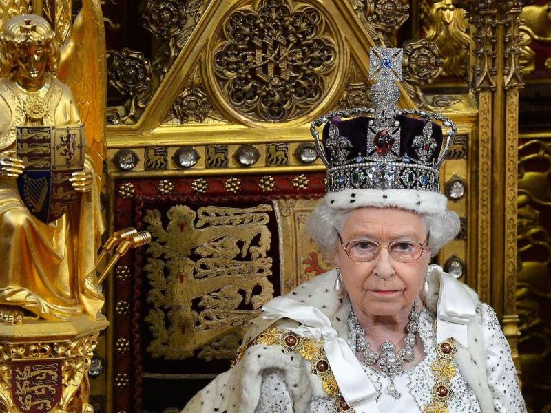 Η στιγμή που το BBC ανακοίνωσε τον θάνατο της βασίλισσας Ελισάβετ (Vid)