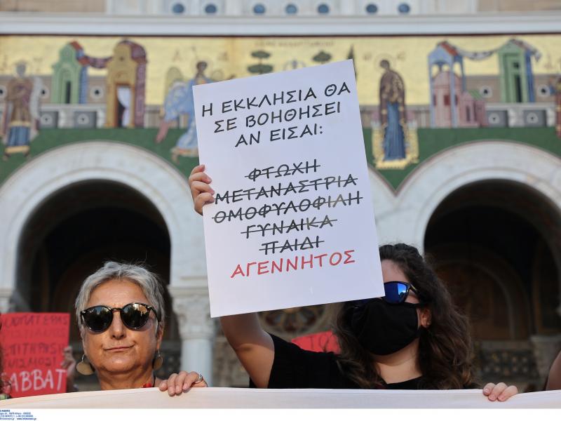 Διαμαρτυρία για τις αμβλώσεις στη Μητρόπολη Αθηνών: «Γιατί καταδικάζετε τις γυναίκες σε θάνατο;» ρωτούν ιερέα (Video)