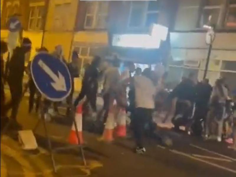Άγριος ξυλοδαρμός γυναίκας–Δεκάδες άτομα τη χτυπούσαν στη μέση του δρόμου-Βίντεο
