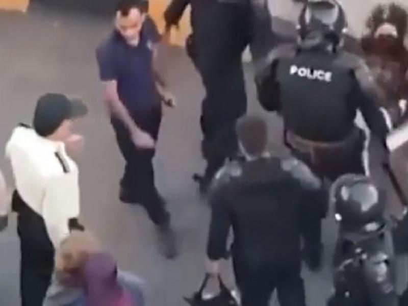 Φρίκη στο Ιράν: Αστυνομικοί χτυπούν και τραβούν από τα μαλλιά διαδηλώτριες (Video)