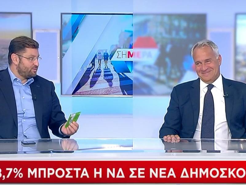 Κώστας Ζαχαριάδης: Έκανε δώρο… χαρτομάντηλα στον Μάκη Βορίδη για τις εκλογές στην Ιταλία