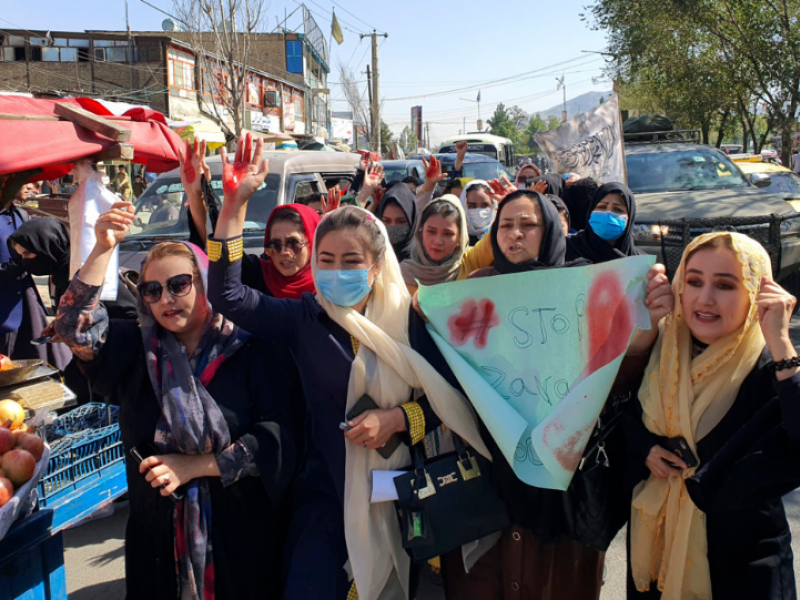 Αφγανιστάν: Φοιτήτριες διαδηλώνουν μετά την επίθεση σε εκπαιδευτικό κέντρο