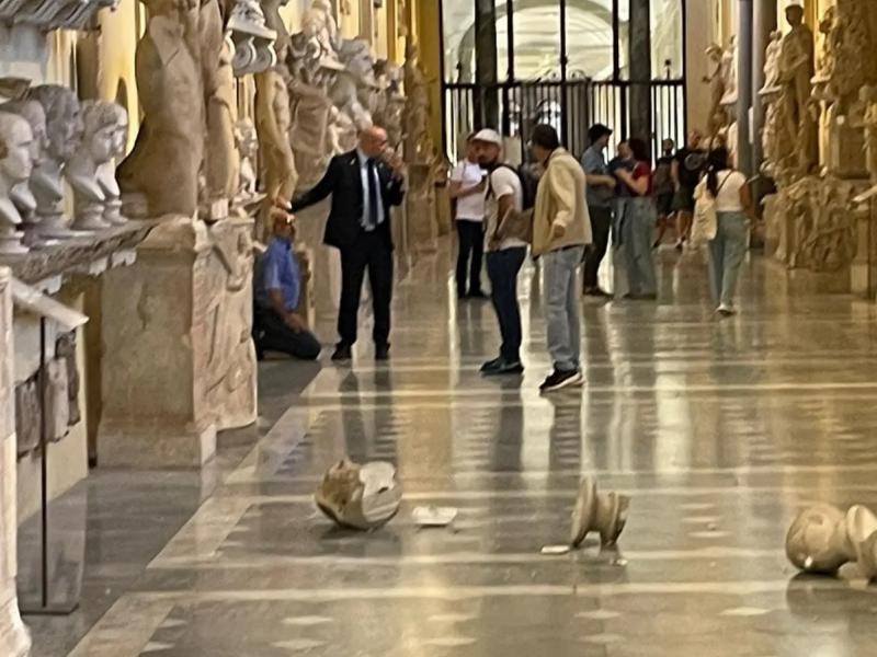 Βατικανό: Τουρίστας έριξε στο έδαφος ρωμαϊκές προτομές γιατί δεν τού επέτρεψαν να δει τον Πάπα (Φωτο)