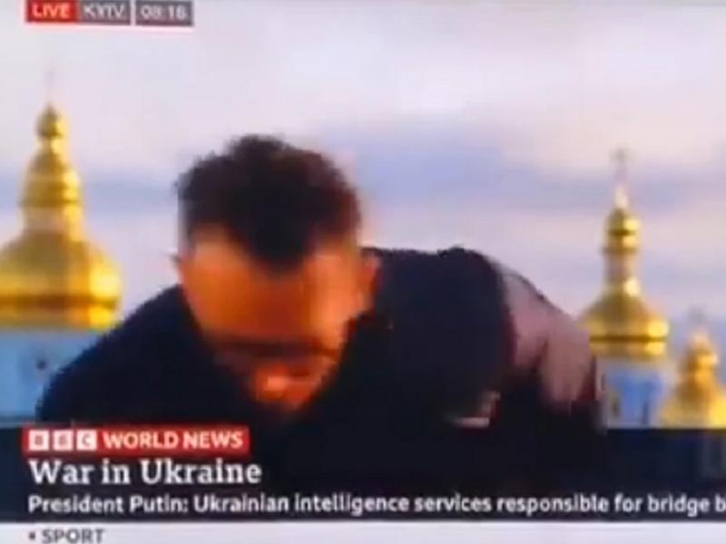 Δημοσιογράφος του BBC μεταδίδει live την ώρα των εκρήξεων στο Κίεβο