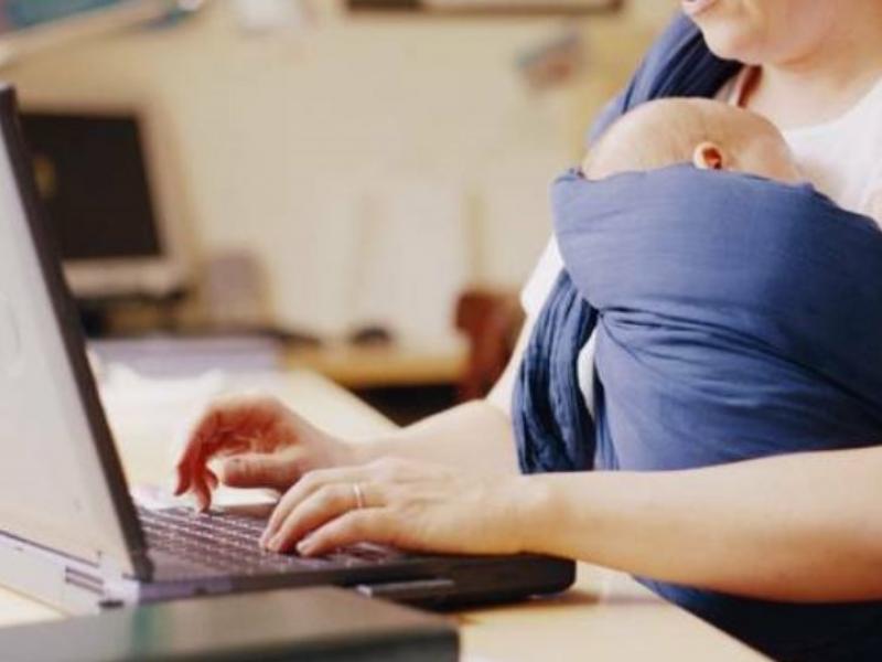 Ιδιωτικός τομέας: Αυξάνεται η άδεια και το επίδομα μητρότητας για τις εργαζόμενες μητέρες