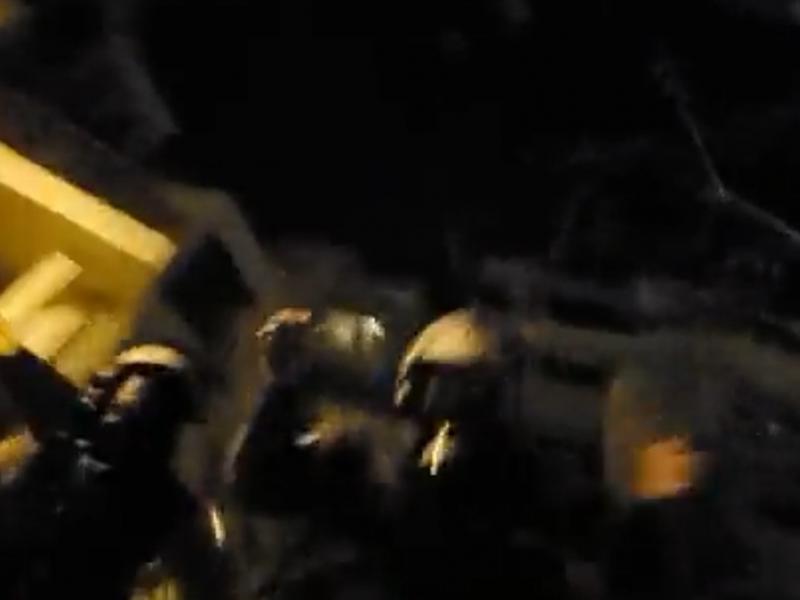 Κρεσέντο αστυνομικής βίας στα Εξάρχεια: Αστυνομικοί ξυλοκοπούν Αμερικανό φωτορεπόρτερ (Video)