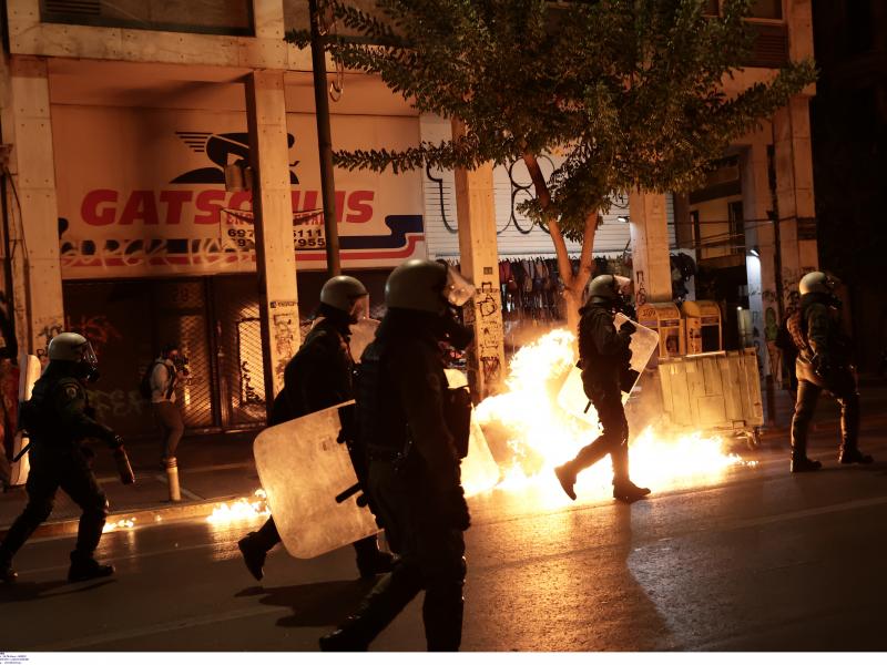 Επίθεση με μολότοφ στο κέντρο της Αθήνας - Έγιναν 23 προσαγωγές