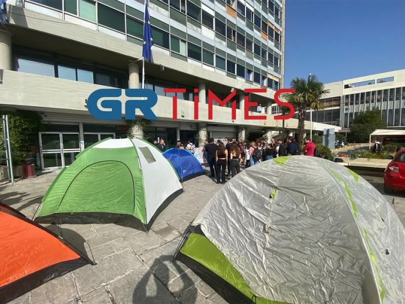 ΑΠΘ: Φοιτητές έστησαν σκηνές στο campus - Διαμαρτυρία για ακρίβεια και υψηλά ενοίκια