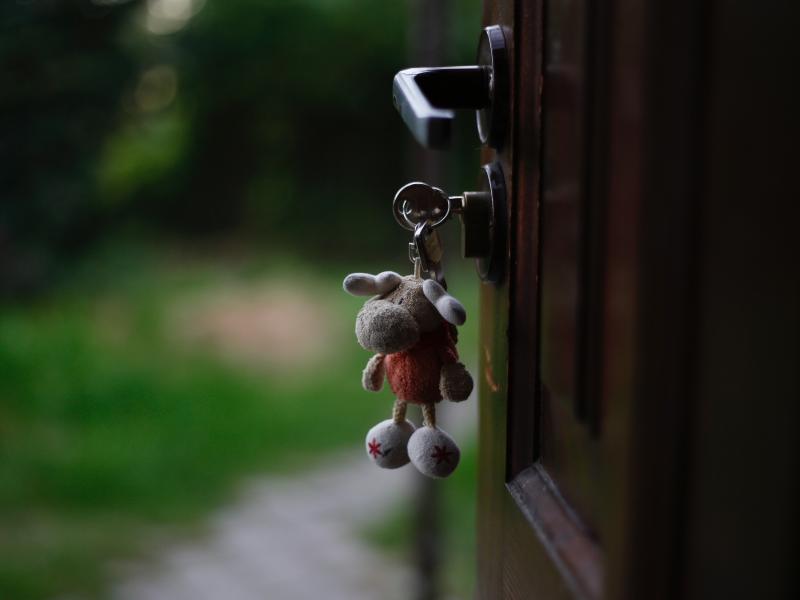 Πώς να ασφαλίζετε τις πόρτες του σπιτιού σας χωρίς κλειδιά
