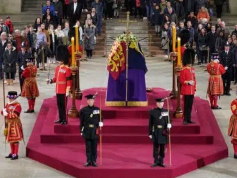Βρετανία: Νεκρός 18χρονος που φρουρούσε το φέρετρο της βασίλισσας Ελισάβετ