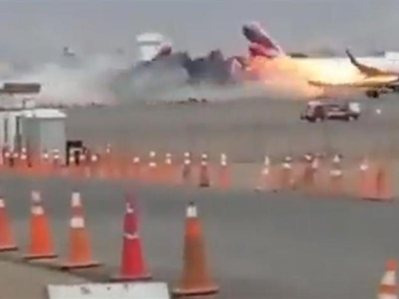 Αεροπλάνο τράκαρε με φορτηγό στον διάδρομο απογείωσης (βίντεο)