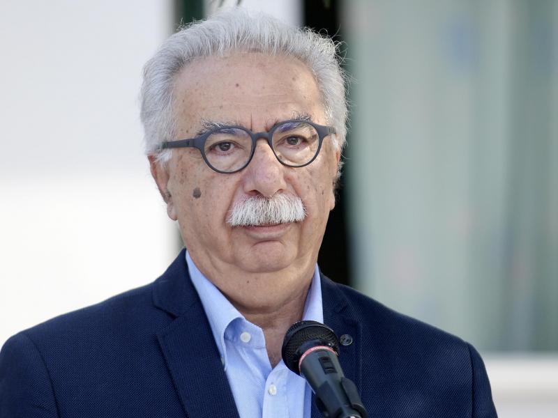 Κώστας Γαβρόγλου: Από Υπουργός Παιδείας θεατρικός συγγραφέας - Ανεβαίνει το έργο του «Ο Πάπας του Γαλιλαίου»