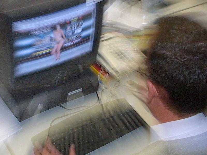 Βόλος: Χειροπεδες σε 43χρονο- Είχε δεκάδες φωτογραφίες με πορνογραφία ανηλίκων στον υπολογιστή και στο κινητό του