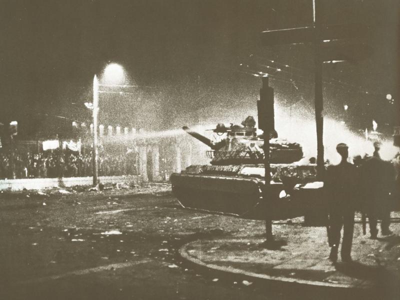 17-Νοέμβρη-1973-εισβολή-του-τανκ-της-χούντας-στο-Πολυτεχνείο.jpg