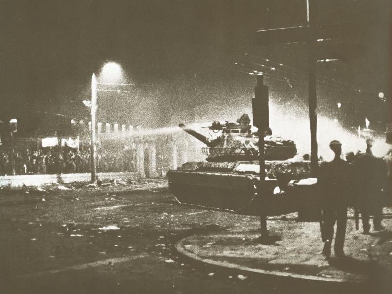 17-Νοέμβρη-1973-εισβολή-του-τανκ-της-χούντας-στο-Πολυτεχνείο.jpg
