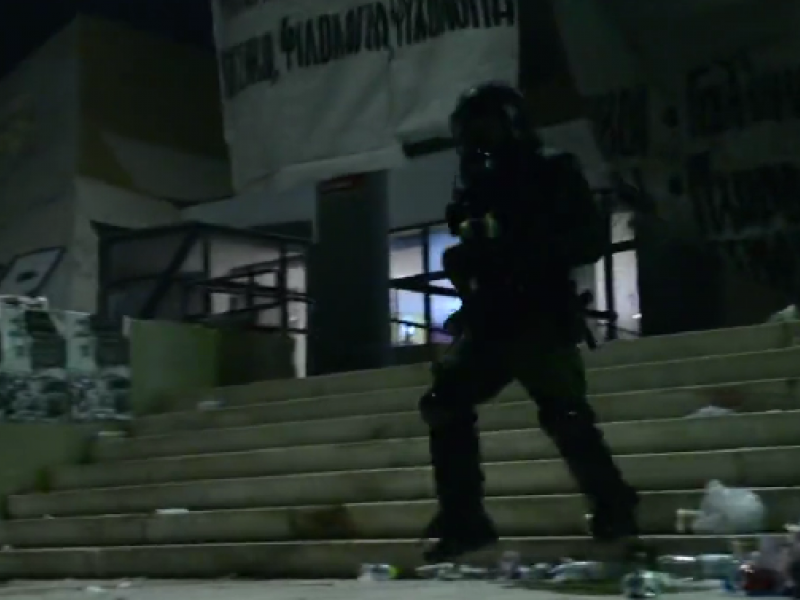 Αστυνομική βία στο ΑΠΘ: Αστυνομικός ρίχνει δακρυγόνο σε κλειστό χώρο (Vid)