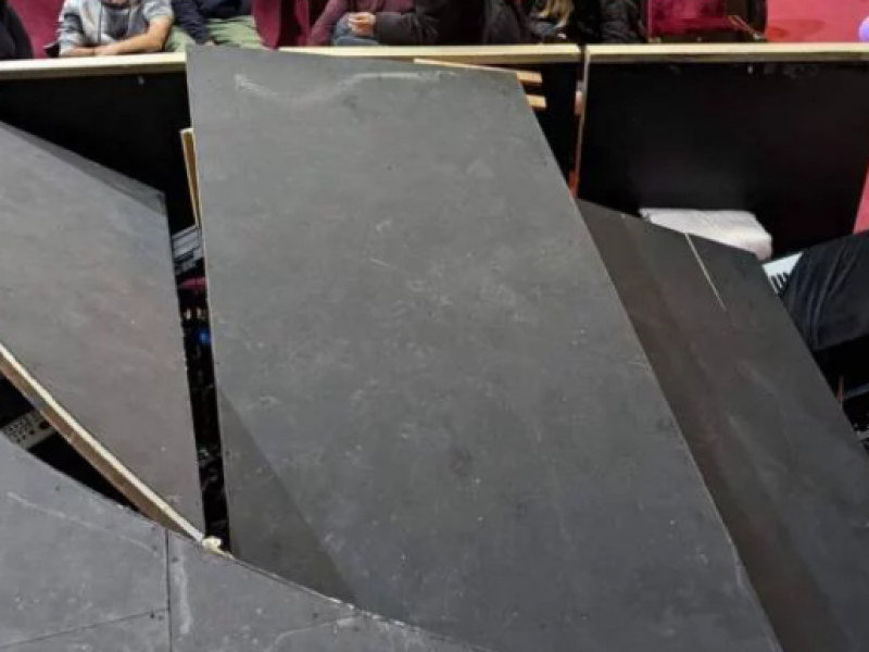 Δημοτικό Θέατρο Πειραιά: Ανάληψη ευθύνης για την κατάρρευση της σκηνής ζητούν εκπαιδευτικοί