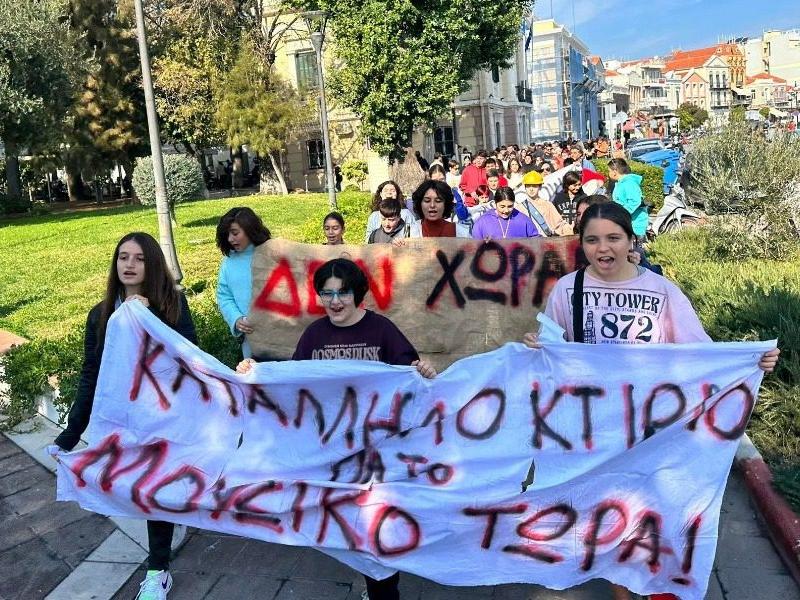 Μουσικό Σχολείο Μυτιλήνης: 28 χρόνια αντί για καντάδες... πέφτουν σοβάδες