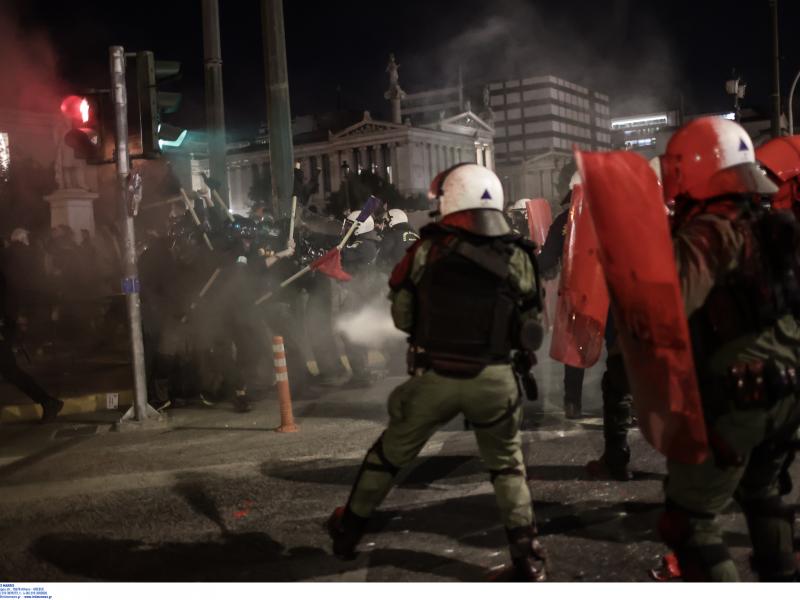 Χημικά και άγρια καταστολή στο κέντρο της Αθήνας - Πληροφορίες για αθρόες προσαγωγές