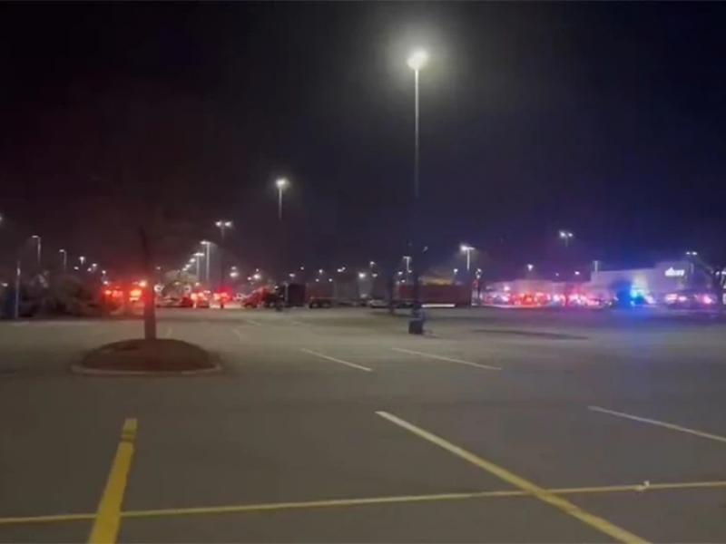 Πυροβολισμοί στο Walmart με δεκάδες νεκρούς