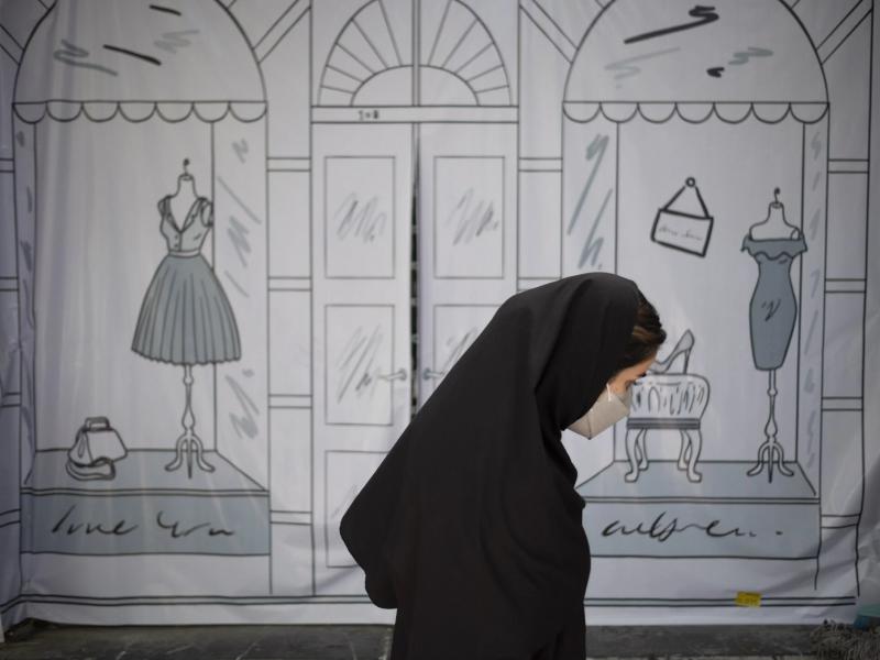 Ιράν: Απολύθηκε διευθυντής τράπεζας επειδή εξυπηρέτησε γυναίκα χωρίς μαντίλα