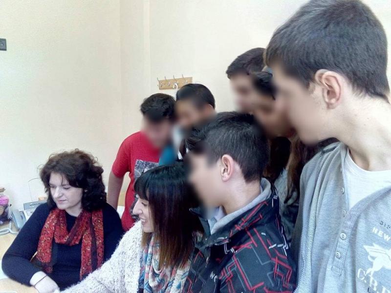 Είσοδος αστυνομικών εν ώρα λειτουργίας του σχολείου και προσαγωγή της Διευθύντριας