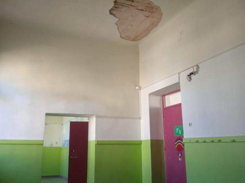1ο Δημοτικο σχολείο Ηρακλείου Αττικής κατέρρευσε τμήμα της οροφής 