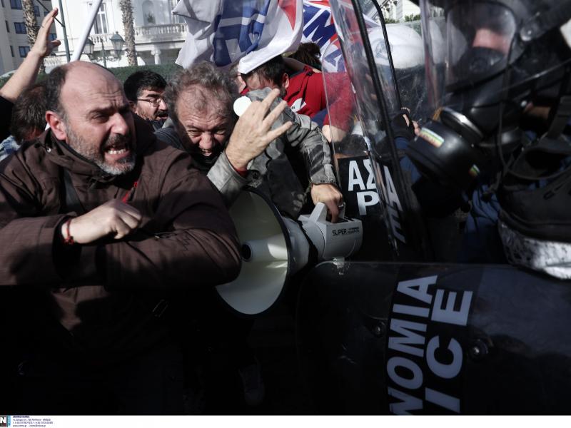 Εκπαιδευτικό συλλαλητήριο: Επίθεση των ΜΑΤ σε βάρος εκπαιδευτικών (Εικόνες)
