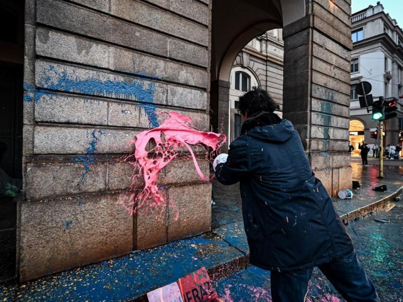 Ιταλία: Ακτιβιστές έριξαν μπογιά στη Λα Σκάλα του Μιλάνου