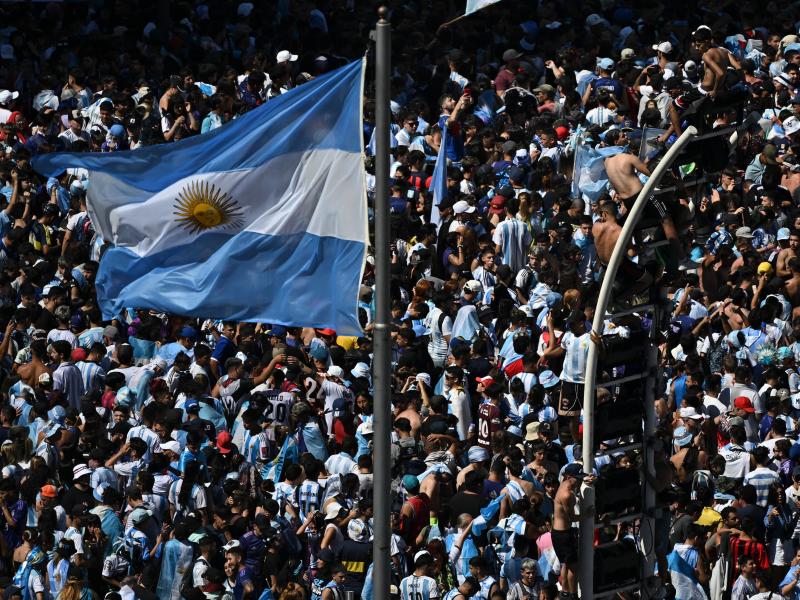 Σοκ στην Αργεντινή: 22χρονος πνίγηκε με τη σημαία κατά τη διάρκεια των πανηγυρισμών