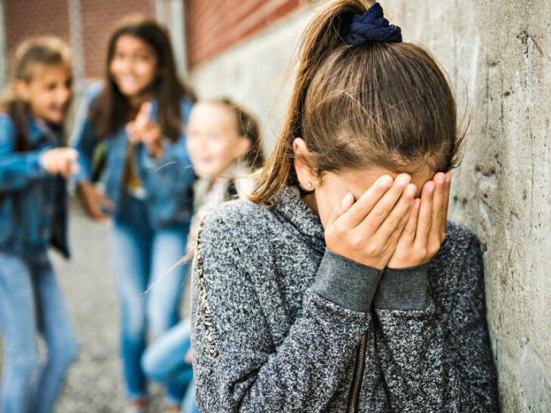 Περιστατικό bullying στην Πάτρα: Μαθήτριες εξανάγκασαν 13χρονη να τους φιλήσει τα πόδια