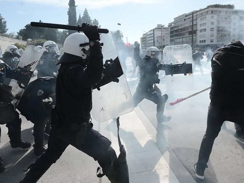 «Στα σχολεία πέφτουνε σοβάδες και στους εκπαιδευτικούς, μαθητές ρίχνουν δακρυγόνα»