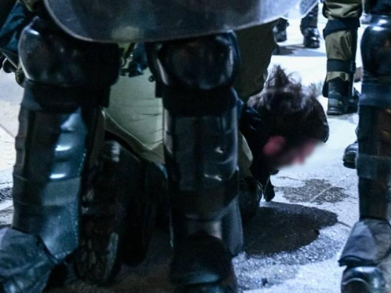 Δεκάδες προσαγωγές σε Εξάρχεια - Θεσσαλονίκη - Aστυνομικοί πετούν δακρυγόνα μέσα σε πολυκατοικία