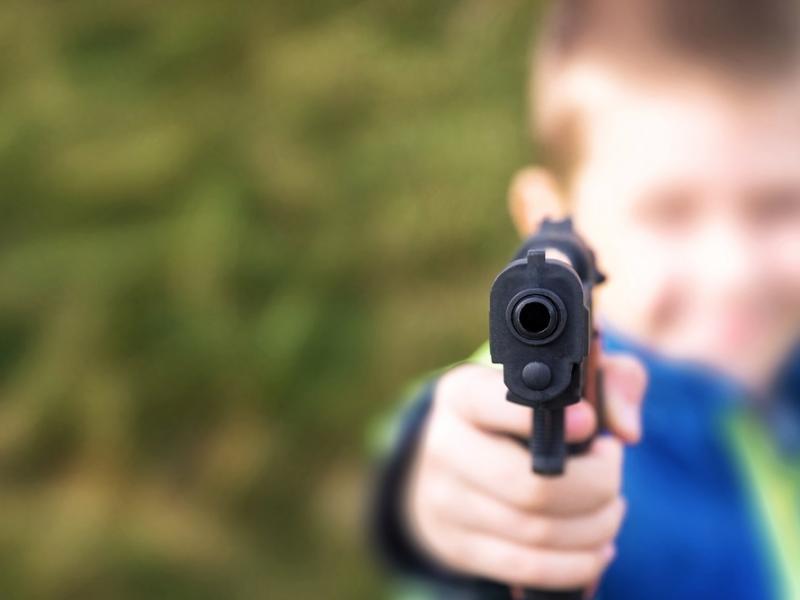μικρό παιδί με όπλο
