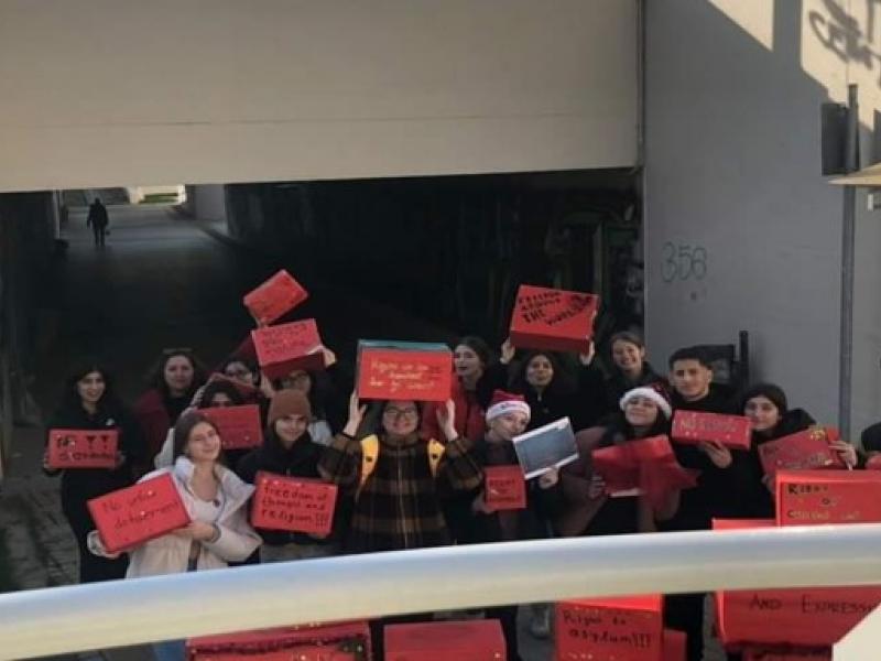 Μαθητές και μαθήτριες στόλισαν το «δέντρο των ανθρωπίνων δικαιωμάτων»
