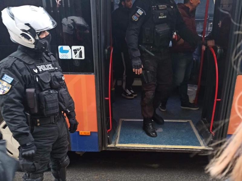 Αναλγησία: Αστυνομικοί κατεβάζουν φοιτητές από λεωφορείο γιατί...διακόπηκε η δωρεάν μεταφορά!