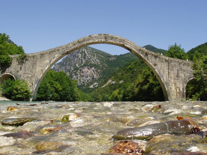 Ιωάννινα: Αγιασμός των υδάτων μετά από χρόνια στο ιστορικό γεφύρι της Πλάκας