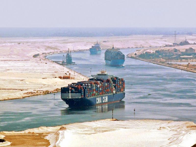 Φορτηγό πλοίο προσάραξε στη Διώρυγα του Σουέζ: Σε εξέλιξη η επιχείρηση αποκόλλησης
