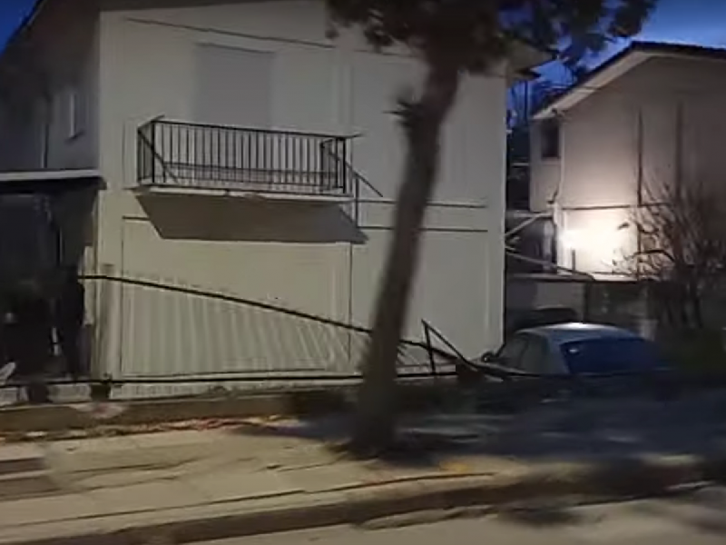 Τρομακτικό βίντεο - Αυτοκίνητο προσγειώθηκε σε αυλή σπιτιού στη Λάρισα