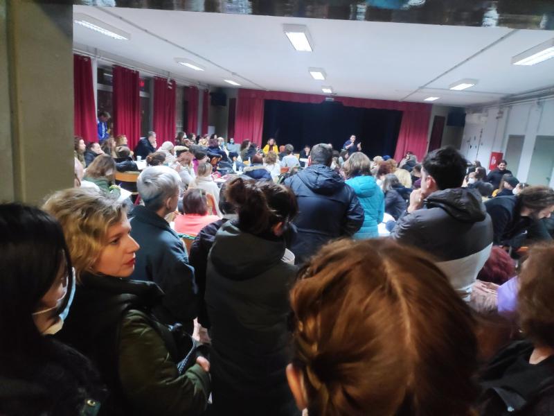 Πρωτοφανής μαζικότητα στις πρώτες Γ.Σ. των εκπαιδευτικών: Ένα δάσος χεριών με την απεργία αποχή στην αξιολόγηση