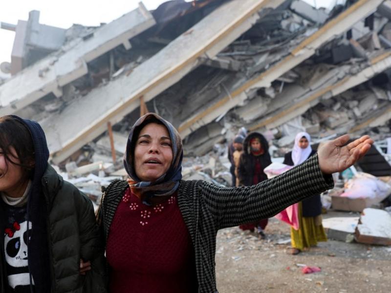 Σεισμός Τουρκία-Συρία: Ξεπέρασαν τις 15.000 οι νεκροί – Στοιχειώνουν οι κραυγές των εγκλωβισμένων