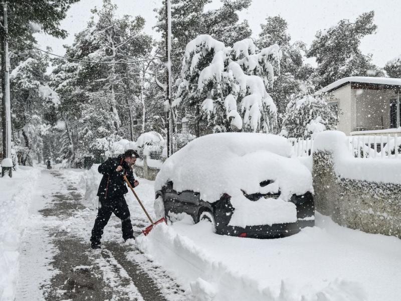 Χιονισμένη από άκρη σε άκρη η Βόρεια Ελλάδα – Έως 1,5 μέτρο το χιόνι