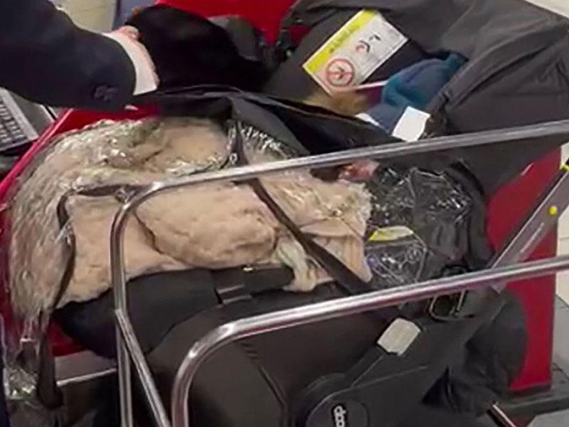 Απίστευτο! Γονείς παράτησαν το μωρό τους για να προλάβουν τη πτήση τους (Βίντεο)