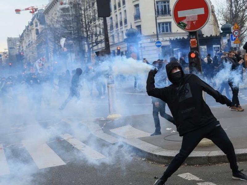 Γαλλία: Διαδηλωτές εισέβαλαν σε σιδηροδρομικούς σταθμούς στο Παρίσι